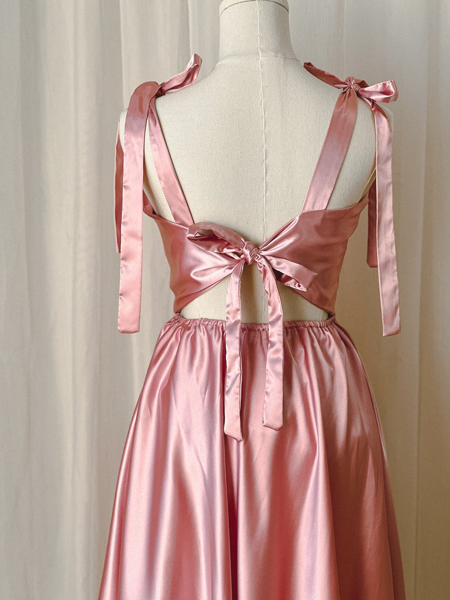 Vestido midi con lazo en espalda