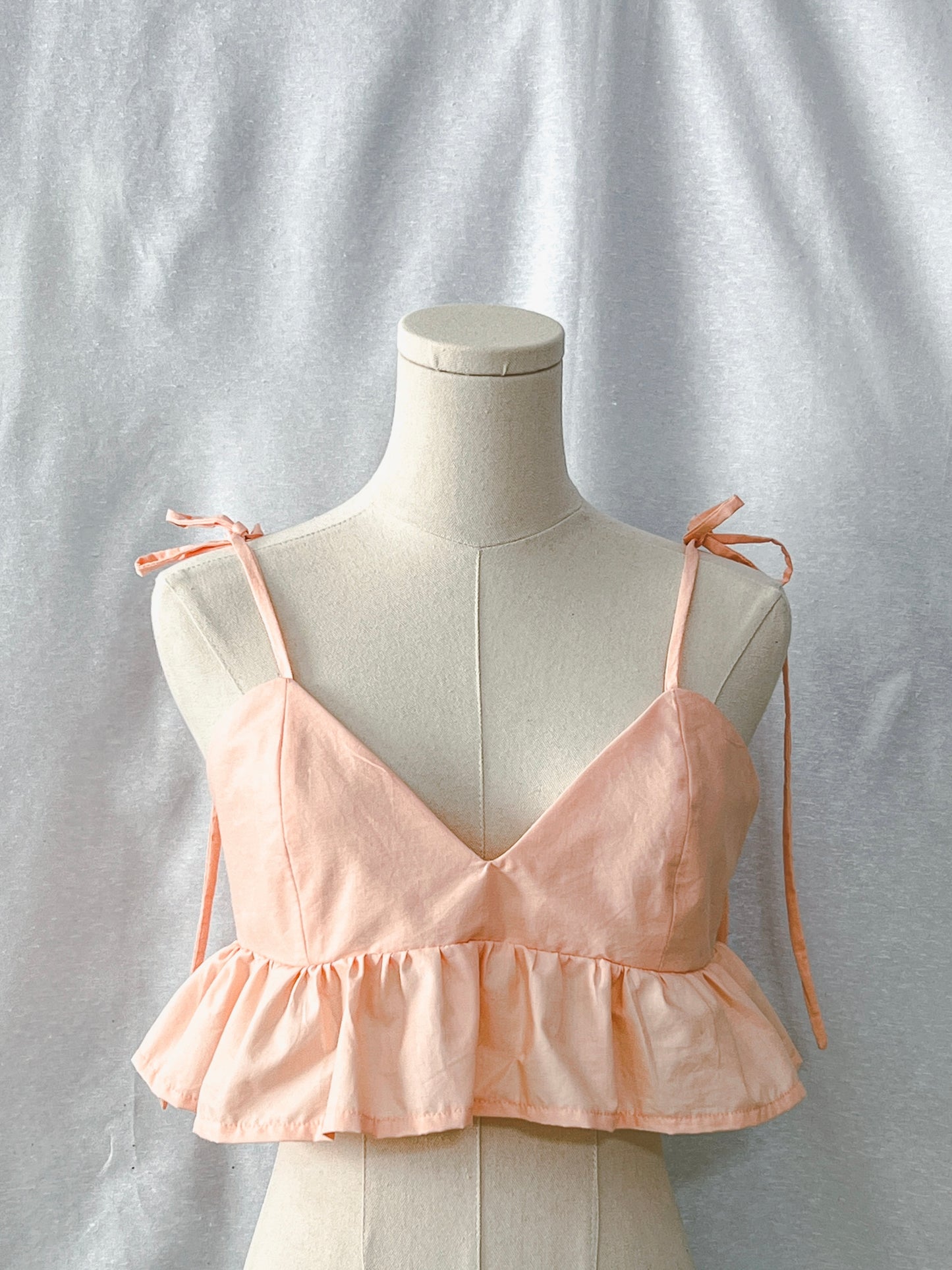 Top cuello en V con volantes