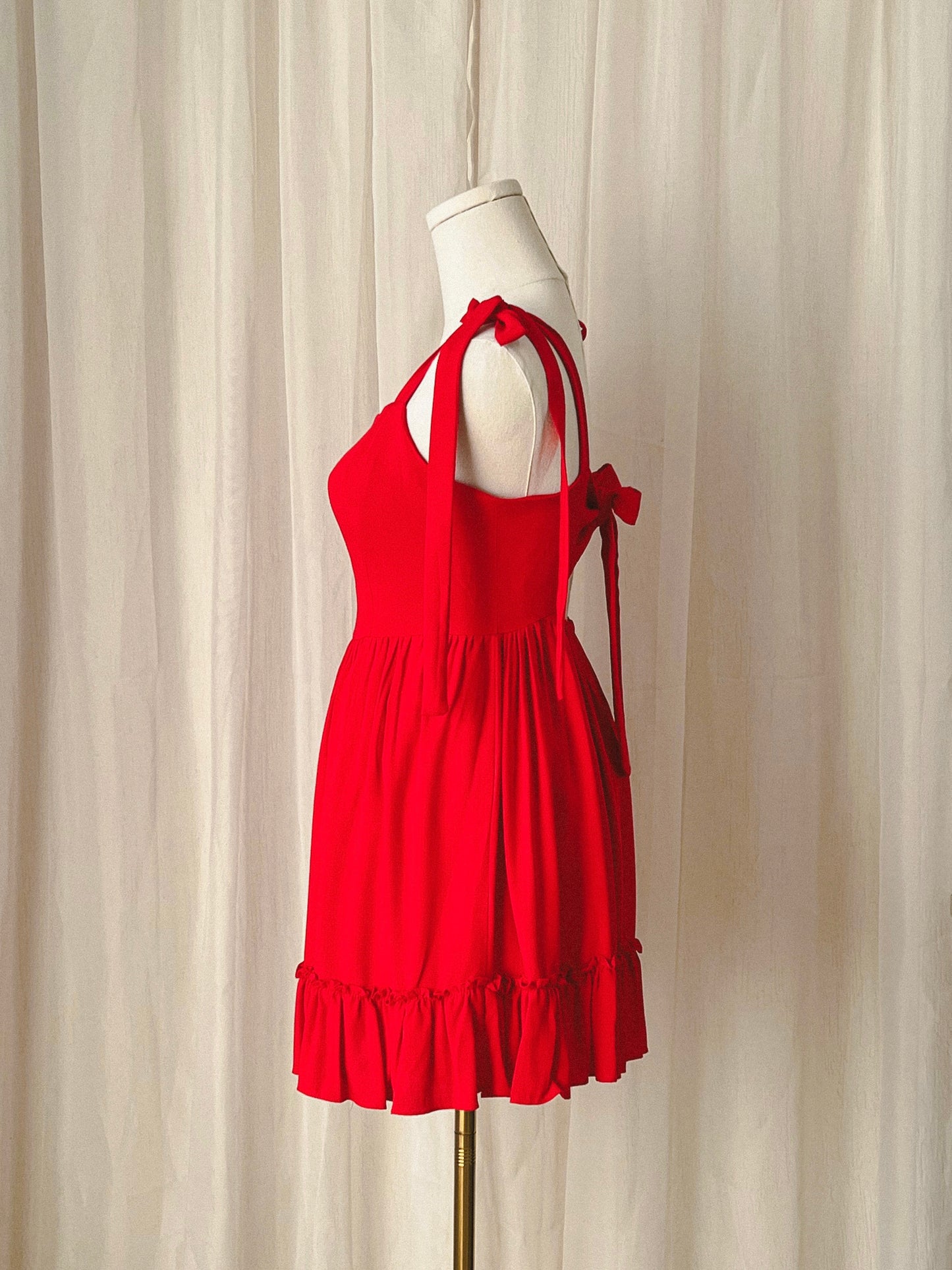 Vestido mini con lazo en espalda