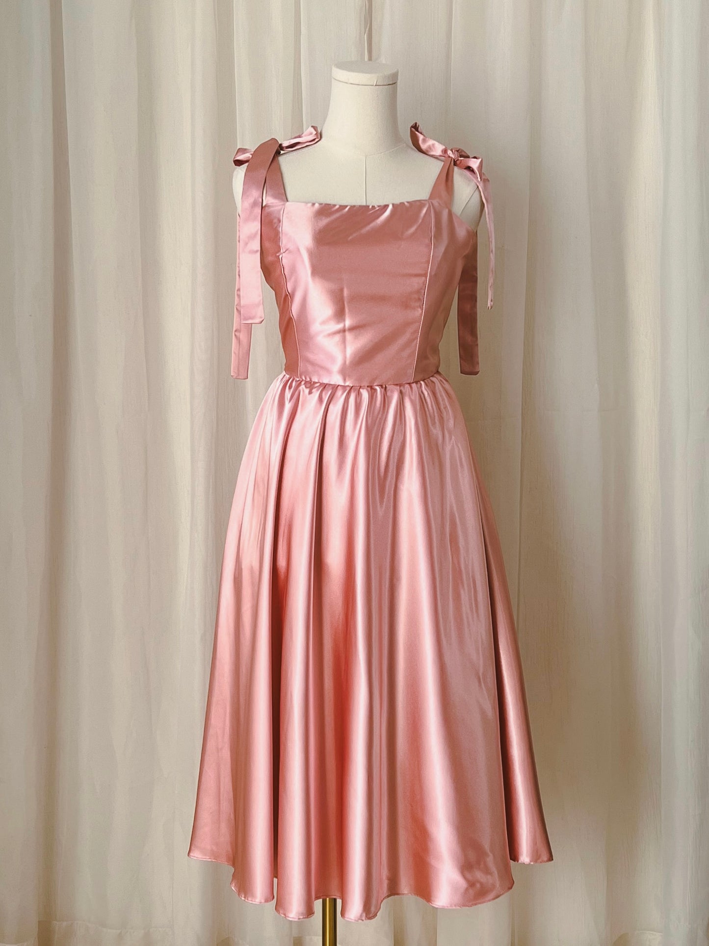 Vestido midi con lazo en espalda