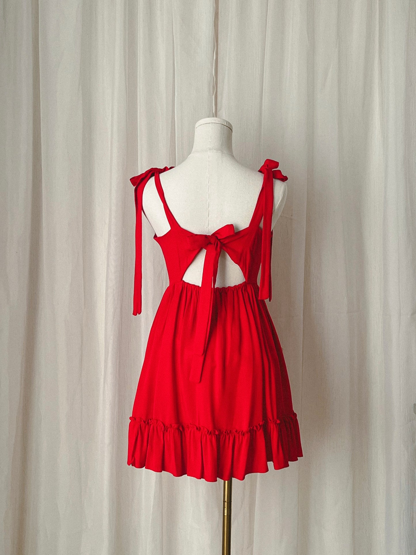 Vestido mini con lazo en espalda