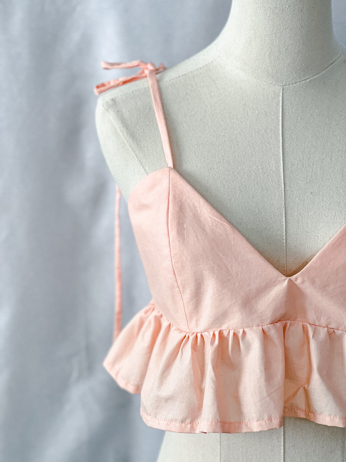 Top cuello en V con volantes