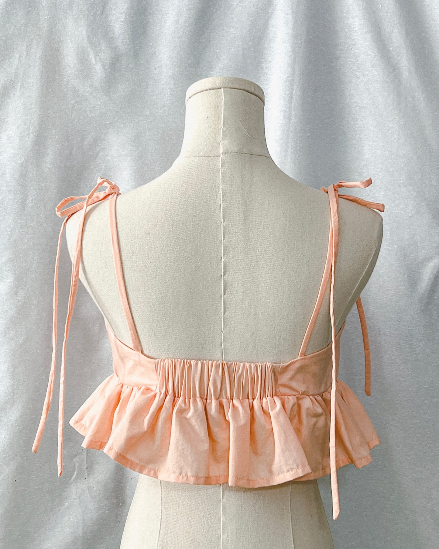 Top cuello en V con volantes